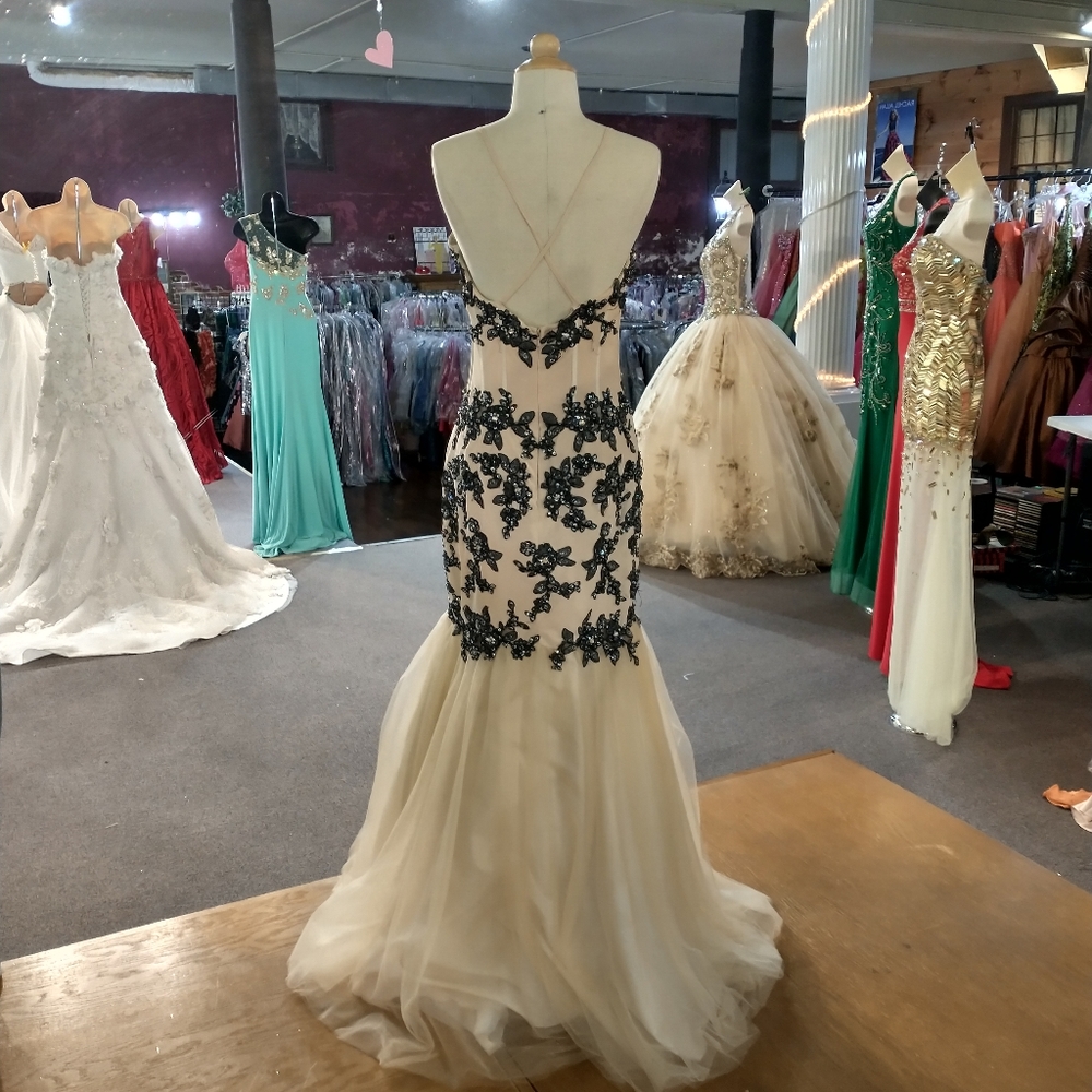 Formal or prom dress - Picture 5 of 7